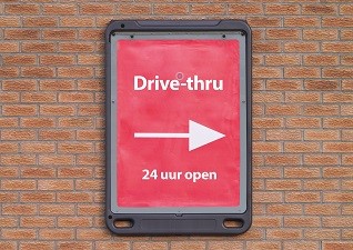 Advocate™ wandgemonteerd reclame displaybord wit drive-thru
