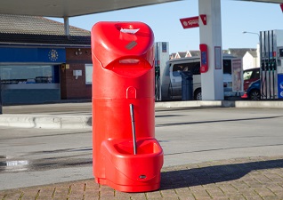 Auto-Mate™ Afvalcontainer in rood drie in een product bij tankstation