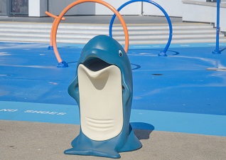 De Dolfijn™ afvalbak kindvriendelijk voor afvalbeheer bij zwembad