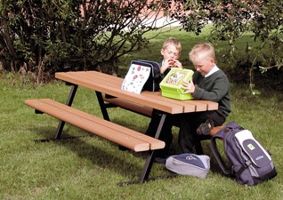 Junior Countryside™ kindvriendelijke picknicktafel met kinderen erop zitten