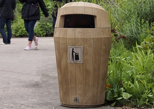 Sherwood™ afvalbak met deksel in houteffect kunststof in recreatiecentrum