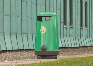 Topsy® 2000 100 liter buitenafvalbak in groen buiten gebouw