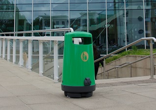 Topsy® 2000 110 liter buitenafvalbak en groen buiten gebouw
