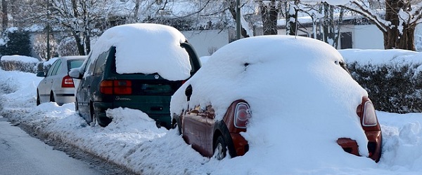 Drie auto's met sneeuw