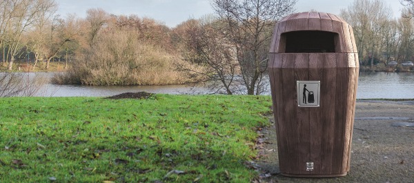 De Sherwood openbare afvalbak past perfect in natuurlijke gebieden